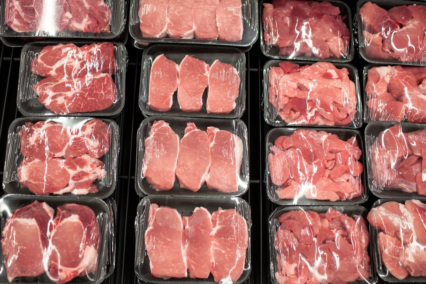  Statistinis lietuvis per metus suvartoja maždaug 65 kilogramus mėsos, daugiausia kiaulienos ir paukštienos.<br> 123rf nuotr.