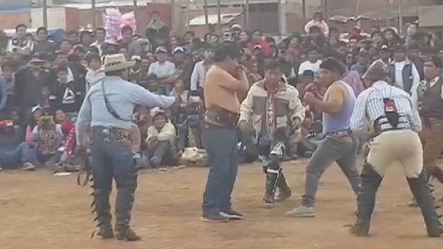 Neįprasta Peru tradicija: ginčus kartą per metus sprendžia muštynėmis