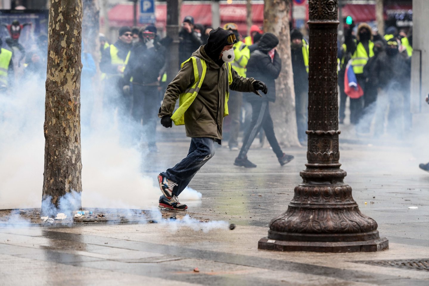 Lapkričio viduryje Prancūzijoje prasidėjo masiniai protestai prieš degalų akcizų didinimą.<br>AFP/Scanpix nuotr.