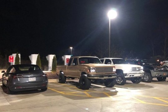 „Tesla“ savininkei išvyka į parduotuvę tapo tikru išbandymu – šokiravo agresyvus trijų vyrų poelgis