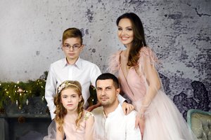 Neringa Mažeikienė su šeima įsiamžino pasakiškoje šventinėje fotosesijoje