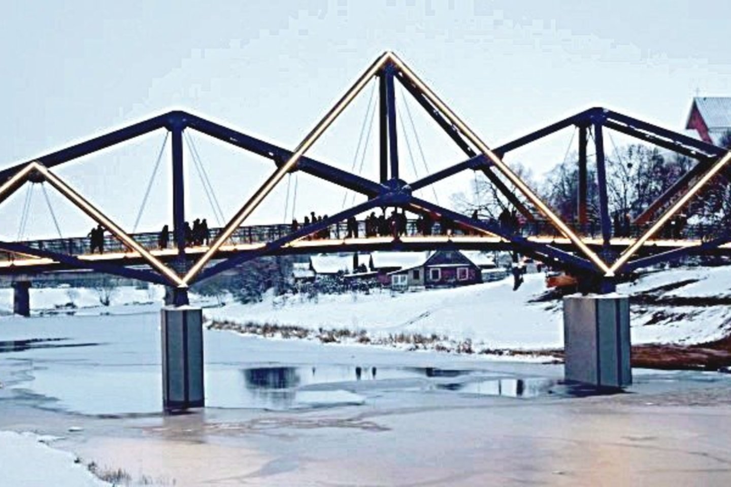 Tiltas jungia dvi istorines Lietuvos žemes – Aukštaitiją ir Žemaitiją, todėl tokiam statiniui buvo ieškoma išskirtinių formų. Suprojektuoti nestandartinį tiltą buvo patikėta žinomam architektui J.R.Paliui.<br>V.Mockuvienės nuotr.