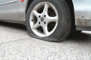 Vinimis nuklotą kelią pravažiavęs vairuotojas pateko į nepavydėtiną padėtį