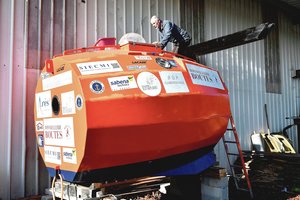 Ryžosi beprotiškai misijai: per Atlantą keliaus statinėje nešamas bangų