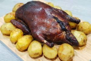 Rūkyta antis, kimšta raugintais kopūstais ir lašinukais