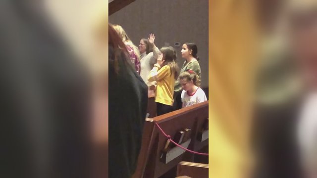 Vaikinas negalėjo nenufilmuoti, ką mergaitė darė bažnyčioje pamaldų metu