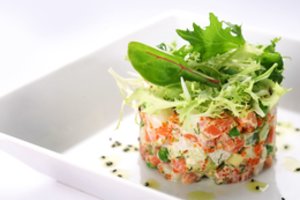 Rimtas konkurentas baltajai mišrainei – gaivios salotos su lašiša