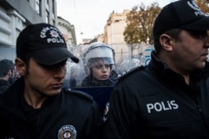 Turkijoje dėl įtariamų ryšių su „Islamo valstybe“ suimti dešimtys žmonių