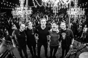 „Colours of bubbles“ muzikantas kartu koncertuoti gimtajame mieste pakvietė tėvą