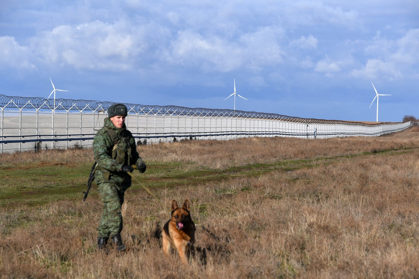 Rusija 60 km ilgio tvora atitvėrė aneksuotą Krymą nuo Ukrainos.<br> Sputnik/Scanpix nuotr.