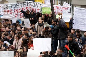 Albanijos premjeras po studentų protestų pertvarkė kabinetą
