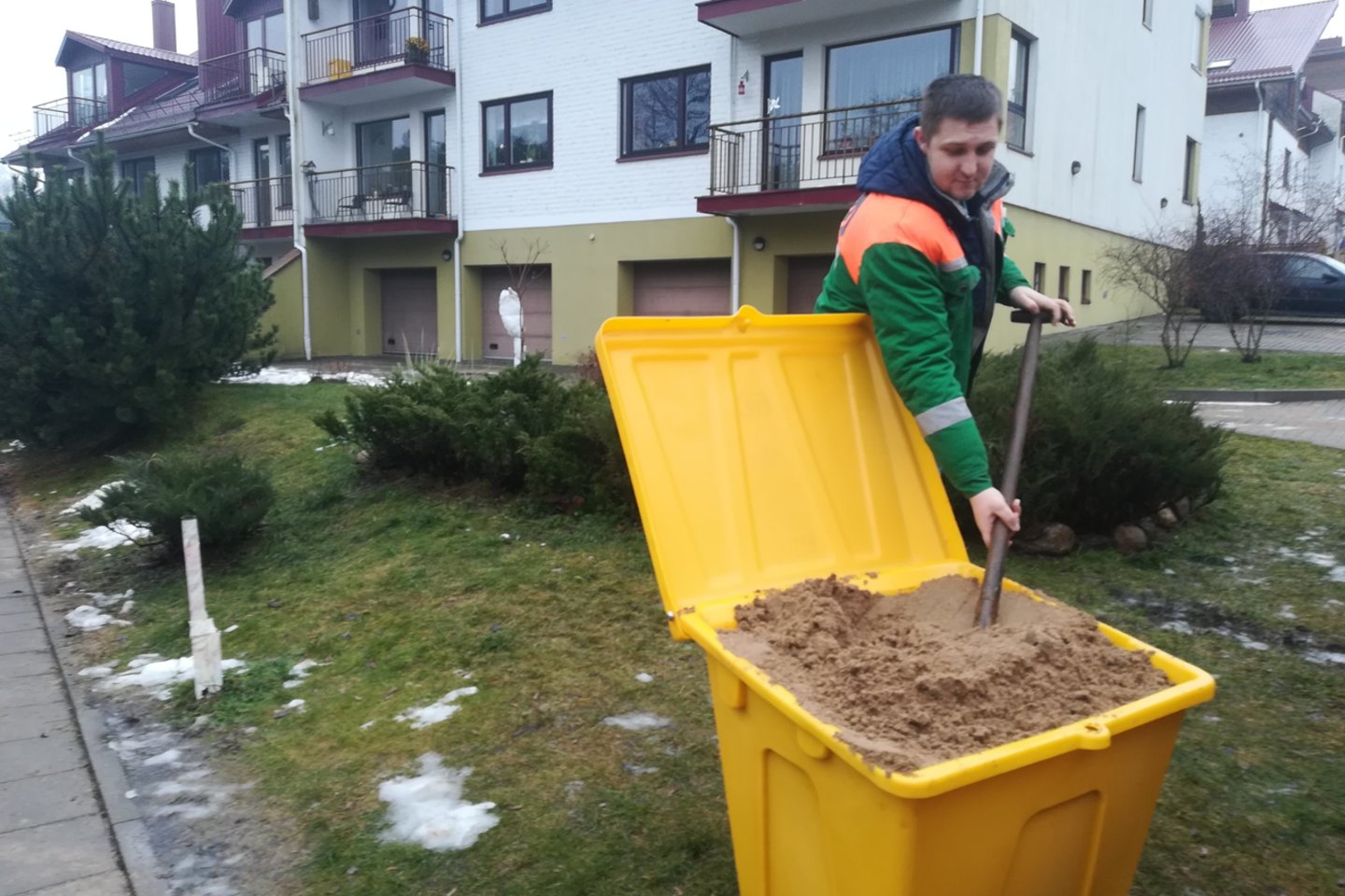  Vilniuje išdėstyta 60 dėžių su smėliu ir druska.<br>„Grinda“ nuotr.