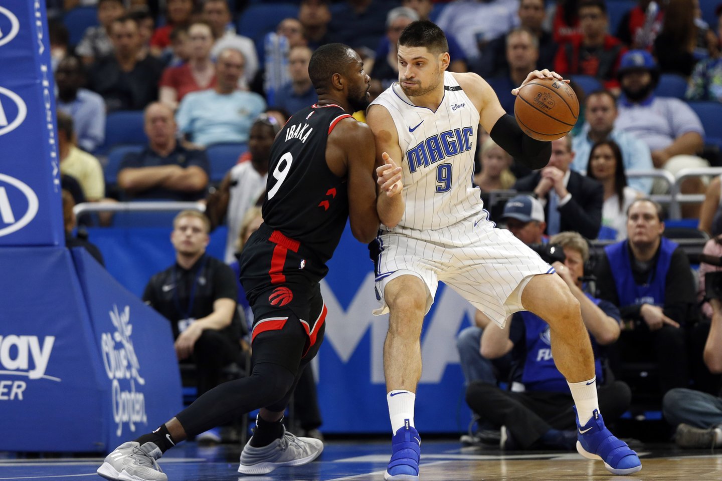 Nikola Vucevičius pranoko visą „Raptors“ gynybą.