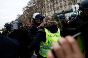 Paryžiuje policija panaudojo ašarines dujas prieš „geltonąsias liemenes“ 