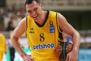 Galingai po krepšiais kovojęs J. Mačiulis su AEK komanda Graikijoje pakilo į trečiąją vietą