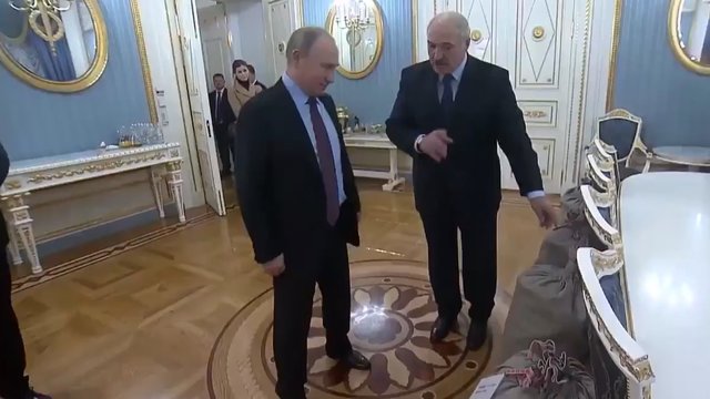 Dvikovos su V. Putinu atsisakęs A. Lukašenka į Kremlių atvežė neįprastą dovaną