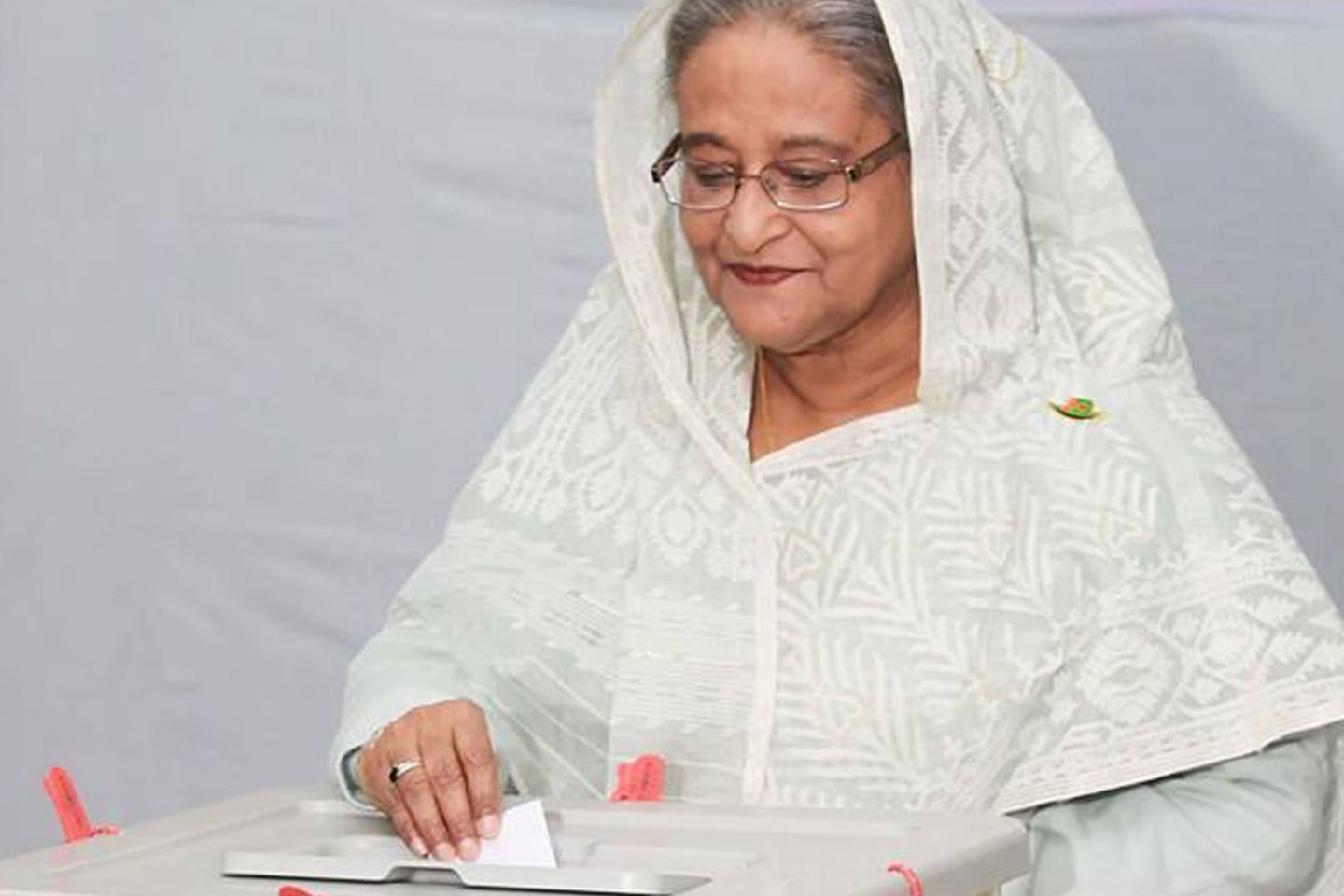Hasina Wajed su savo valdančiąja partija „Awami League“ užsitikrino trečią kadenciją.