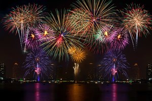 Keisčiausios Naujųjų metų tradicijos pasaulyje: nuo šieno batuose iki burtininkų burlaiviuose