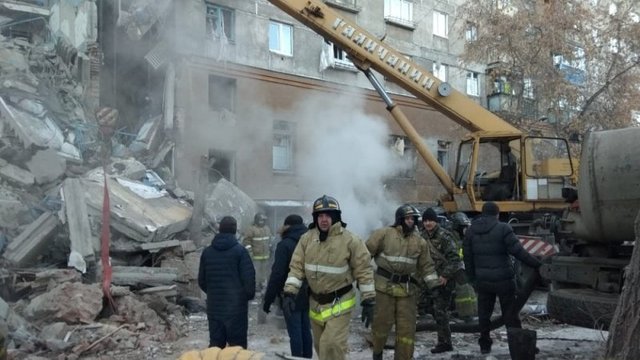 Vaizdai iš įvykio vietos: Rusijoje sprogus daugiabučiui dingo 79 žmonės, yra žuvusių