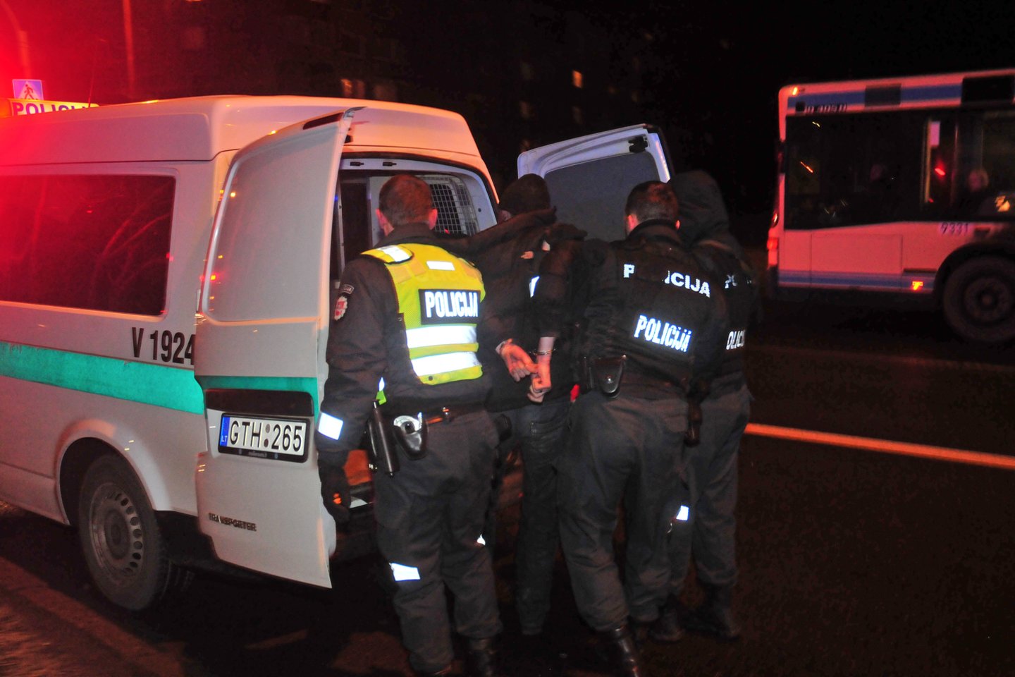 Moteris trukdė policininkui sulaikyti vyrą Vilniuje: spardė, apdraskė plaštaką.