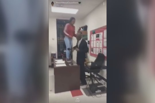 Sunkiai suvokiamas elgesys: nufilmuota, kaip mokinė smurtavo prieš mokytoją 