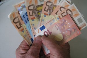 Sukčiaujanti suvalkietė savo aukas tebemulkina skolos rašteliais