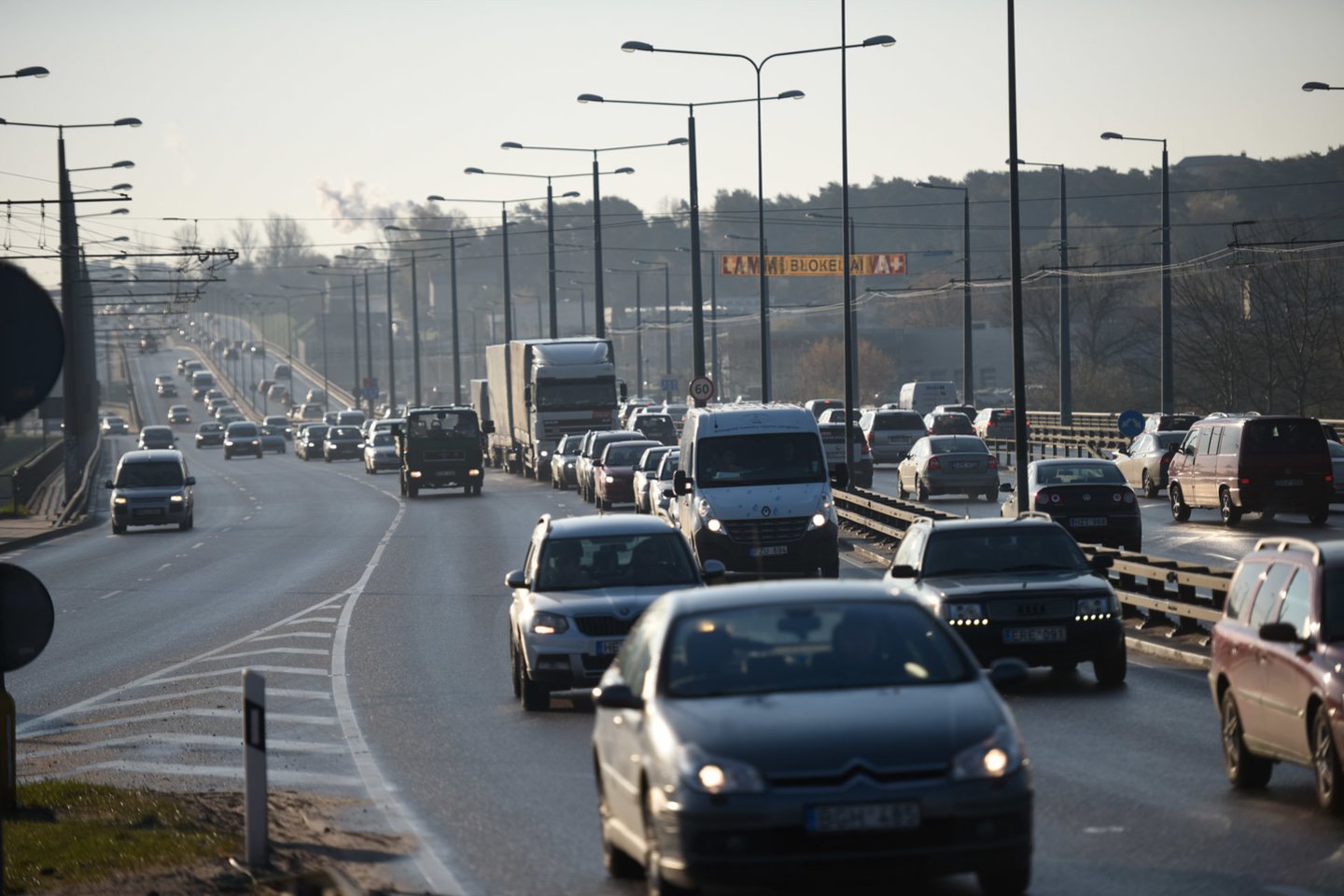 Vairuotojų prašoma atsižvelgti į kelio dangos būklę ir rinktis saugų, o ne maksimaliai leistiną greitį.