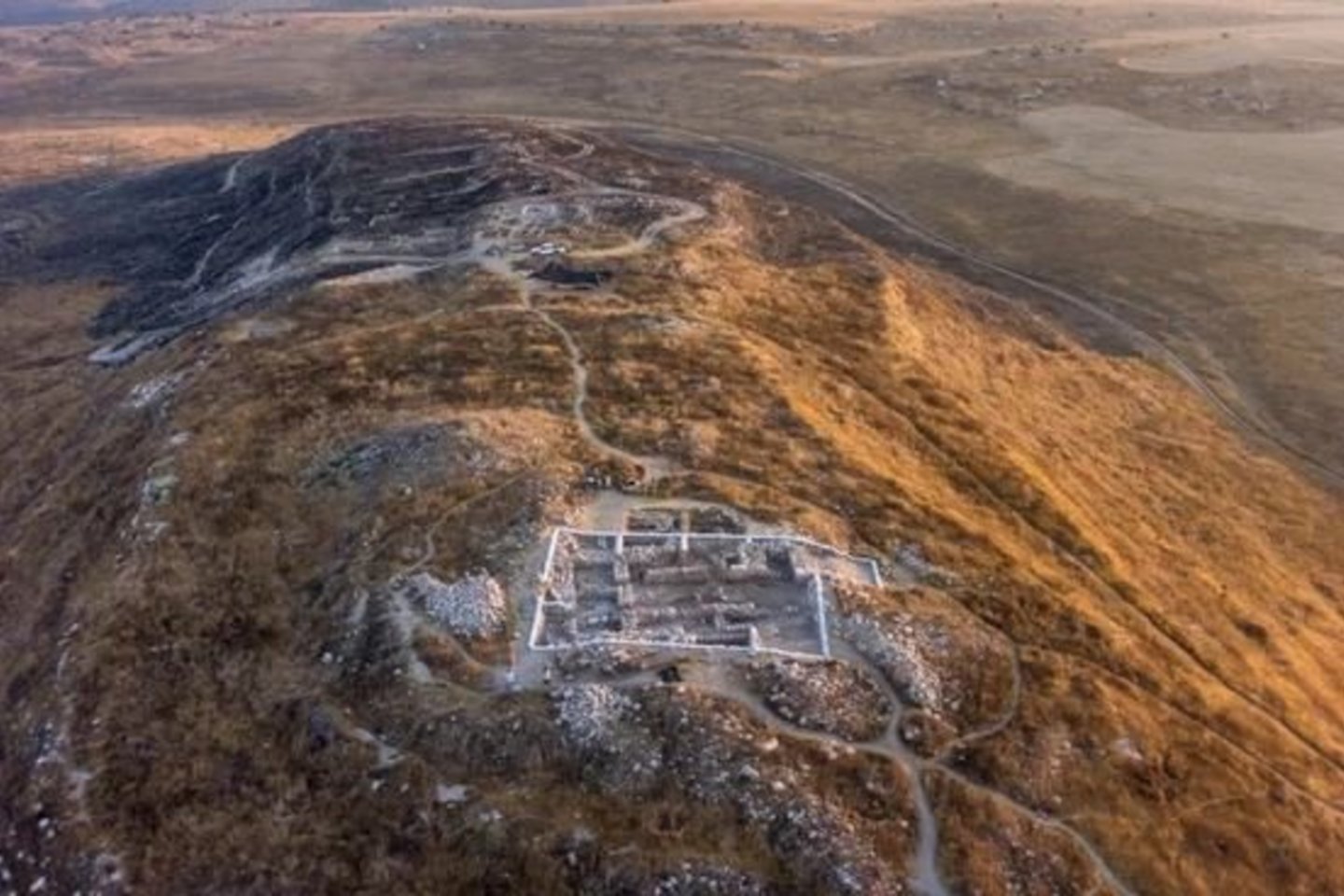  Archeologai Tel Etono archeologinėje radimvietėje aptiko 3000 metų senumo namą.<br> Griffin Aerial Imaging nuotr.