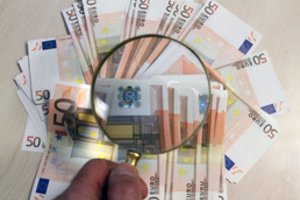 Dvidešimtmetį švenčiantis euras: valiutos milžinas ant trapaus pagrindo