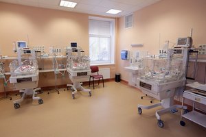 Vieną kūdikį pametė iš rankų, kitas nusiplikė kava
