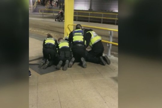 Šiurpus teroro išpuolis Mančesteryje: užpuolikas sužalojo pareigūną