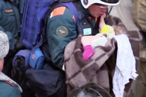 Sunku patikėti: Magnitogorske sprogusio daugiabučio griuvėsiuose rastas gyvas kūdikis