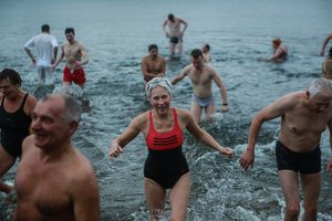 Dešimtys sveikuolių Kaune paniro į ledinį Nemuno vandenį 