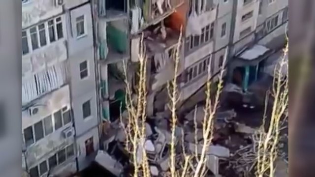 Gyventojai Rusijoje užfiksavo daugiabučio griūtį po galingo sprogimo