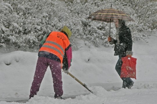 Ir vėl prisnigo: paaiškino, kas privalo valyti šaligatvius prie daugiabučių
