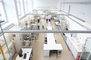 KTU mokslininkai pasiūlė, kaip pailginti naujos kartos saulės elementų gyvavimo trukmę