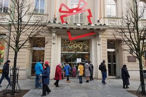 Vilniaus centre uždarytas GO9: prie parduotuvės būriuojasi žmonės