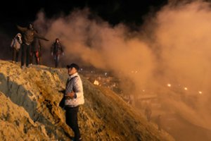 JAV pareigūnai pasienyje su Meksika prieš migrantus panaudojo ašarines dujas