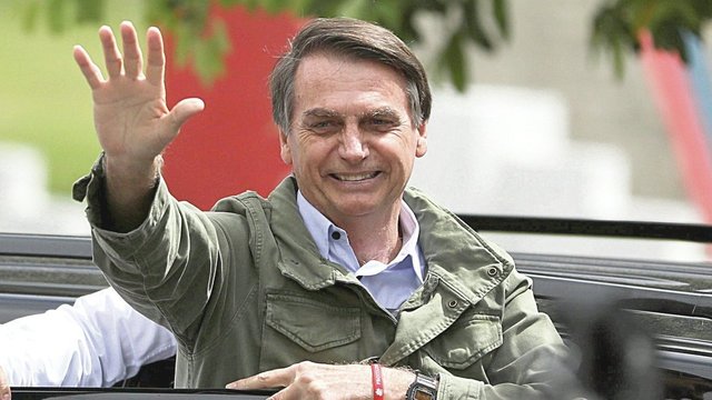 Nerimą keliantis naujasis Brazilijos prezidentas oficialiai pradėjo vadovavimą