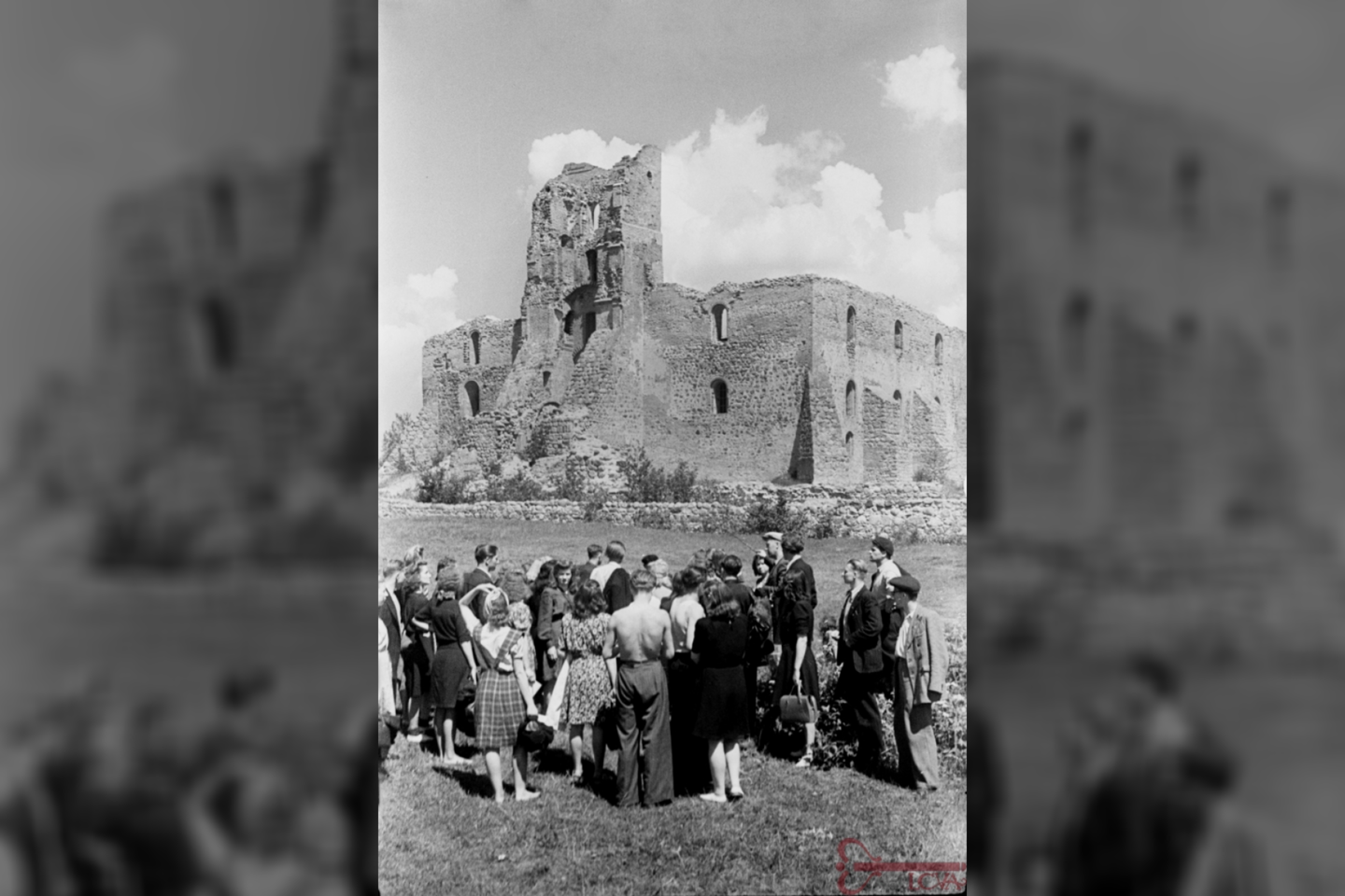 EKSKURSANTAI PRIE TRAKŲ SALOS PILIES GRIUVĖSIŲ.1950 m. birželio 4 d. Fotonuotraukos autorius V. Starošas.<br>LVCA nuotr.