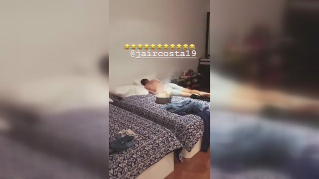 Garsus futbolininkas miegamajame surengė staigmeną, kuri privertė klykti