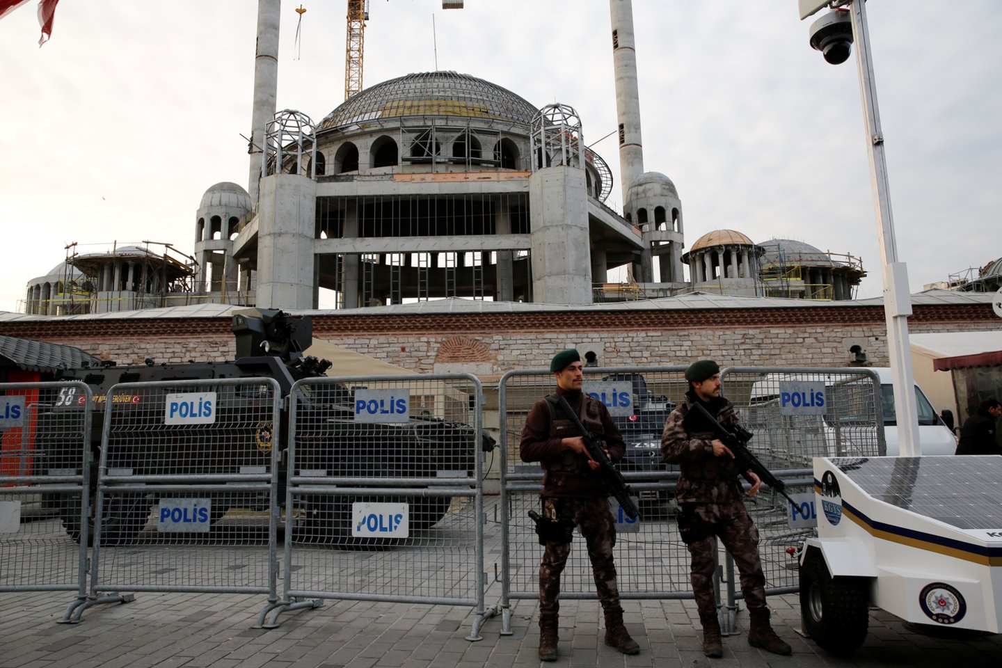Turkijos policija sulaikė 12 įtariamų džihadistų judėjimo „Islamo valstybė“ (IS) narių, įskaitant dvi Prancūzijoje ieškomas moteris, trečiadienį informavo Turkijos valstybinė žiniasklaida.