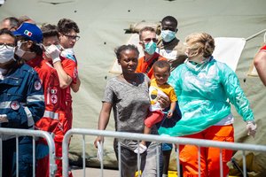 Prie Gvinėjos krantų apvirtus laivui žuvo du žmonės, dar 30 dingo 