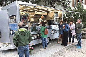 Atsuko nugarą Italijai – grįžo ir čirškina maistą vagonėlio virtuvėje 