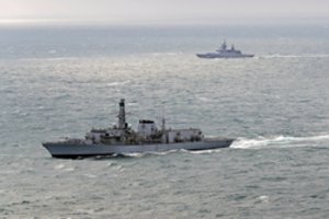 Britų karinis laivynas kviečiamas patruliuoti dėl migrantų laivelių