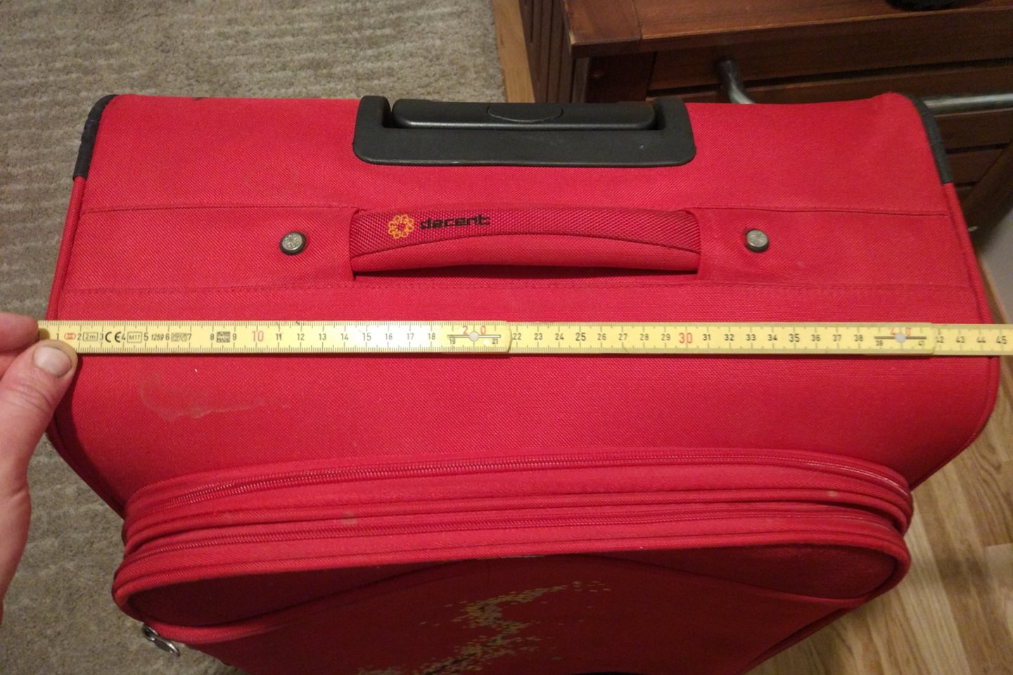 Keleivę nustebino, kad „Wizz Air“ 10 kg registruoto bagažo reikalavimai yra ne aprašyti, bet pavaizduoti įlaipinimo kortelėje.<br> Skaitytojos nuotr.