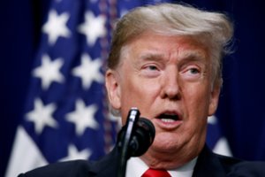 Spauda: D. Trumpas svarsto buvusio demokratų senatoriaus kandidatūrą į Pentagono vadovus 