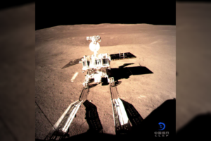 Nuotykiai tolimojoje Mėnulio pusėje prasideda: mėnuleigis sėkmingai nuvažiavo ant paviršiaus