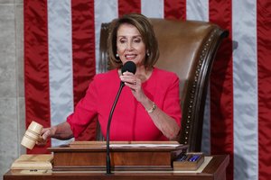 JAV politikos veteranė N. Pelosi stojo prie demokratų kontroliuojamų Atstovų Rūmų vairo