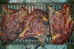 Išsikepkite jautienos šonkaulių taip, kaip juos kepa argentiniečiai 